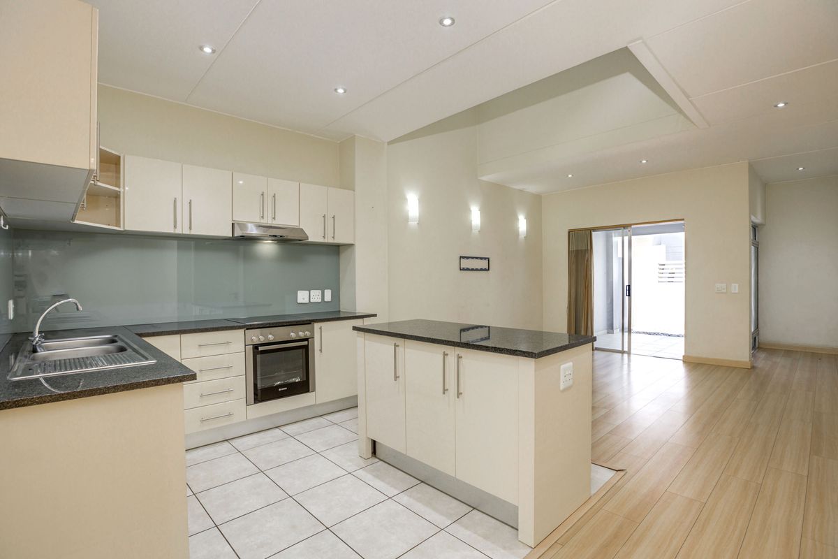 Elegant Double-Storey Townhouse in Bryanston East - Photo 5