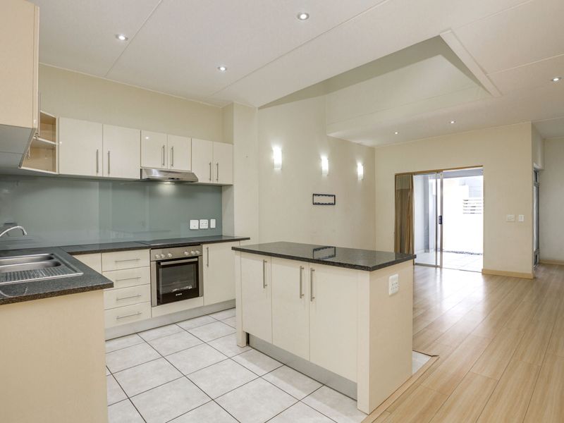Elegant Double-Storey Townhouse in Bryanston East - Photo 5