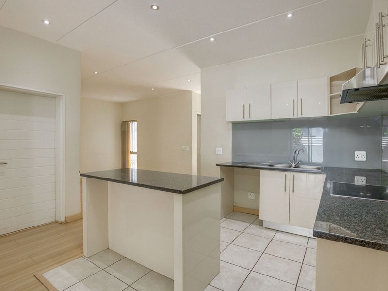 Elegant Double-Storey Townhouse in Bryanston East - Photo 7