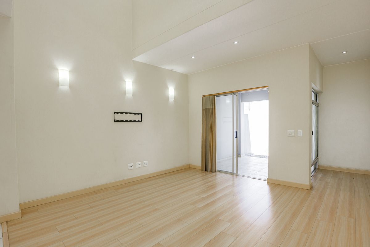 Elegant Double-Storey Townhouse in Bryanston East - Photo 3
