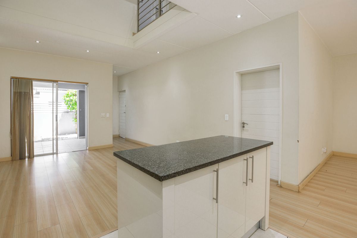 Elegant Double-Storey Townhouse in Bryanston East - Photo 4