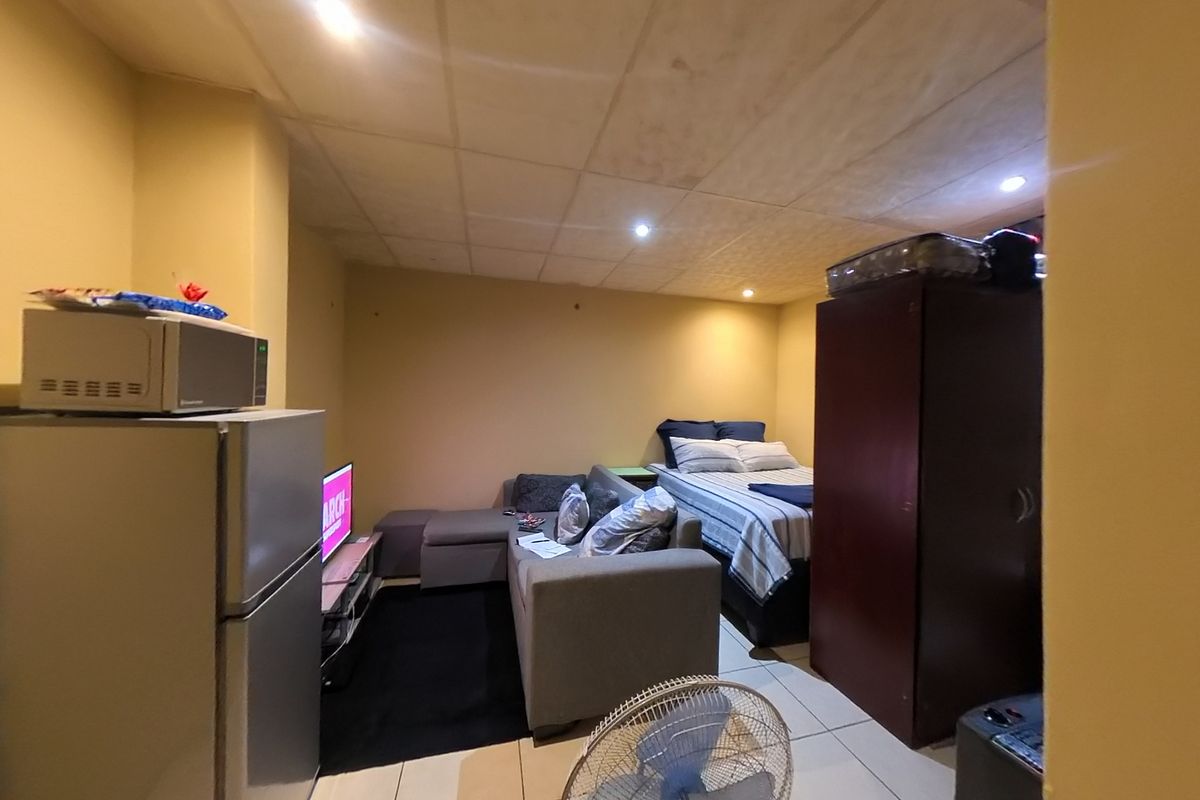 Prime Bachelor Apartment Close To Every Amenity - Photo 2