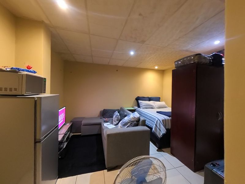 Prime Bachelor Apartment Close To Every Amenity - Photo 2