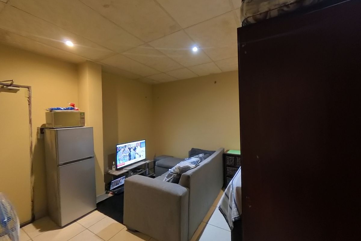 Prime Bachelor Apartment Close To Every Amenity - Photo 4