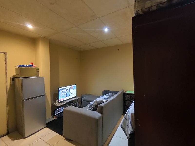 Prime Bachelor Apartment Close To Every Amenity - Photo 4