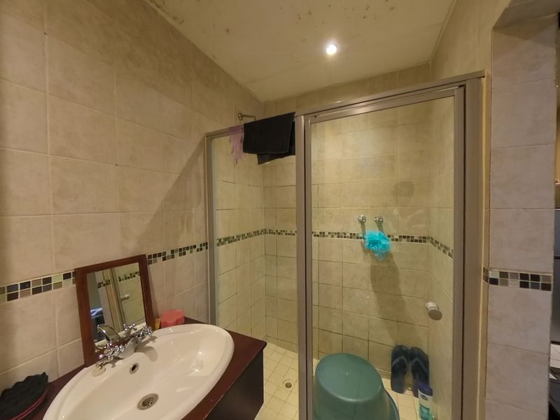 Prime Bachelor Apartment Close To Every Amenity - Photo 6