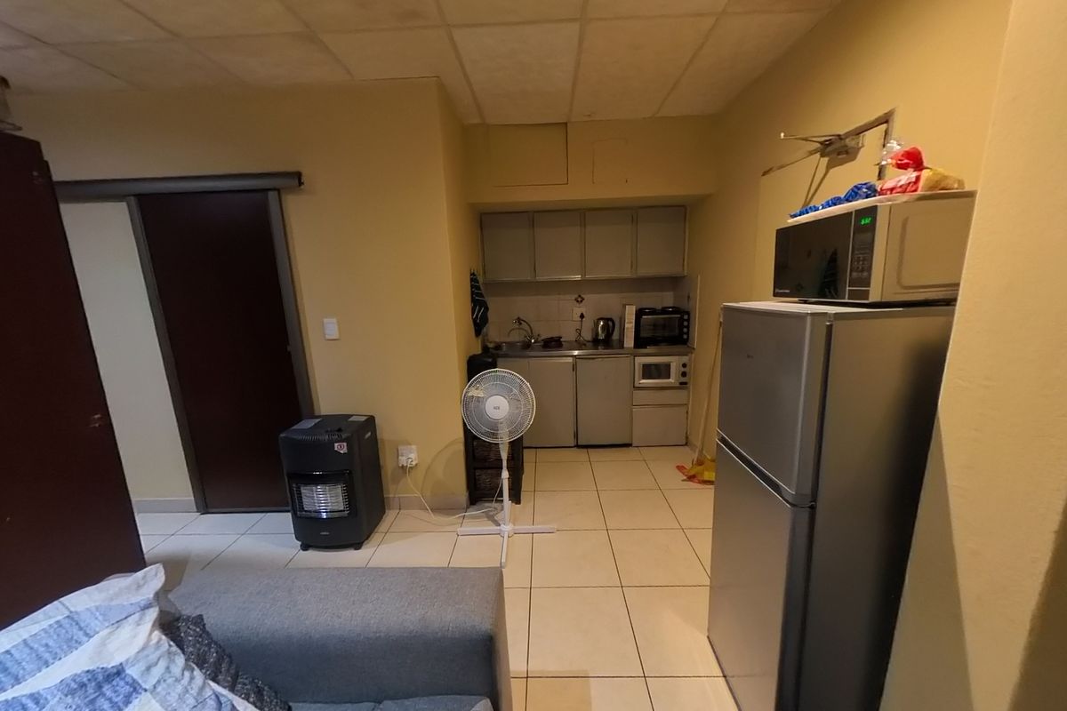 Prime Bachelor Apartment Close To Every Amenity - Photo 3