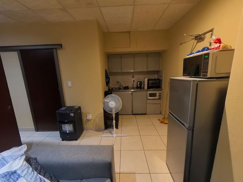 Prime Bachelor Apartment Close To Every Amenity - Photo 3