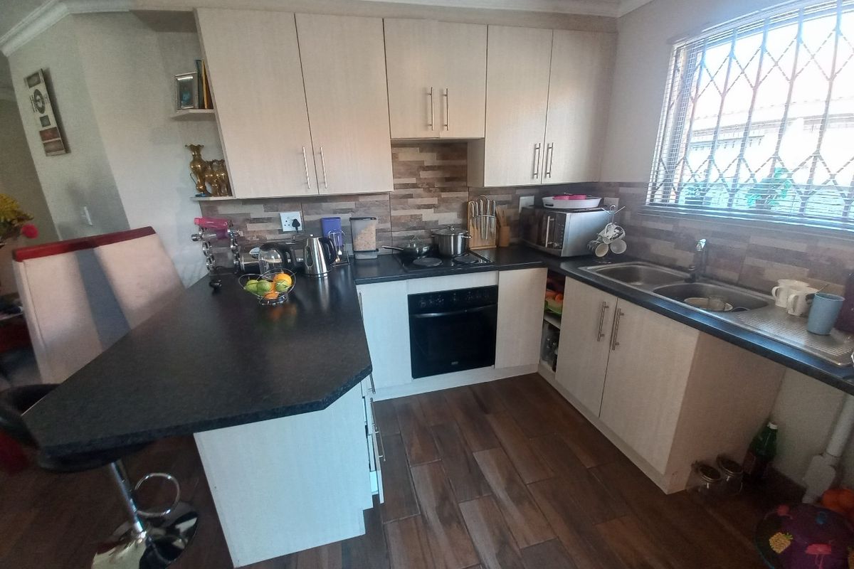 Very neat 3 bedroom townhouse to rent from 1 July 2026 in a secure complex! - Photo 4