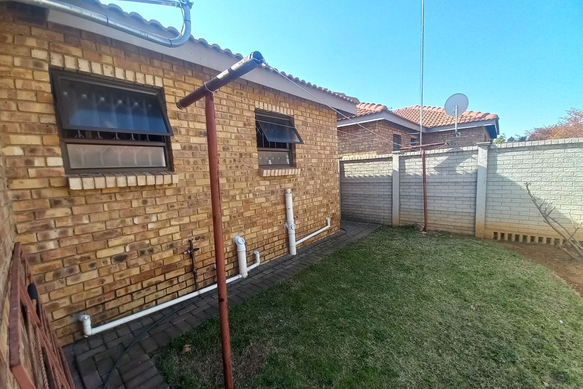Very neat 3 bedroom townhouse to rent from 1 July 2026 in a secure complex! - Photo 3