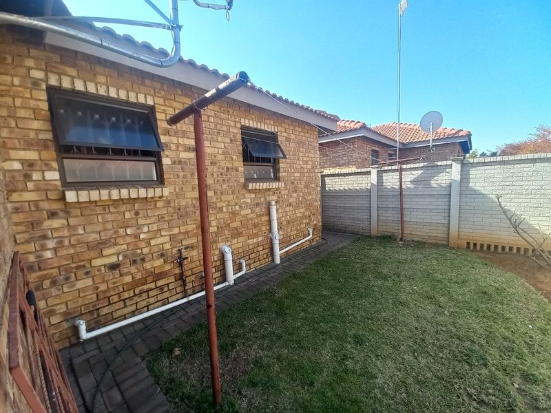Very neat 3 bedroom townhouse to rent from 1 July 2026 in a secure complex! - Photo 3