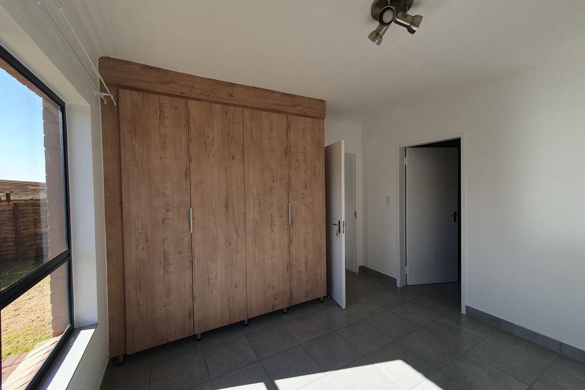 Ground 3-bedroom apartment with private garden - Photo 5