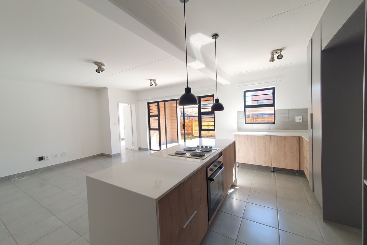 Ground 3-bedroom apartment with private garden - Photo 3