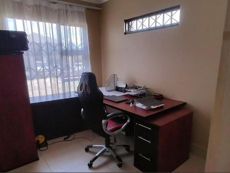 Mordern townhouse in an affluent neighbourhood - Photo 3