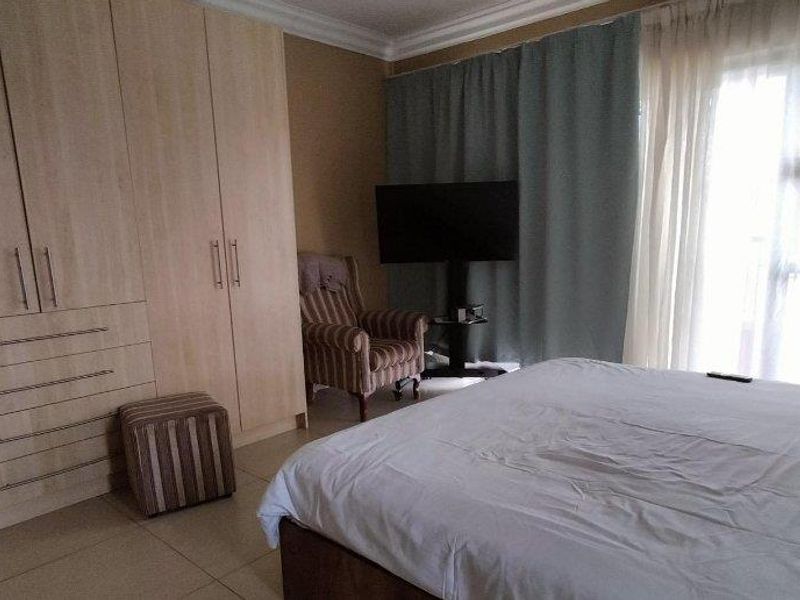 Mordern townhouse in an affluent neighbourhood - Photo 5