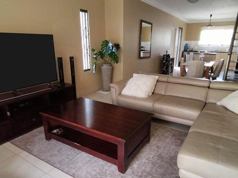 Mordern townhouse in an affluent neighbourhood - Photo 4