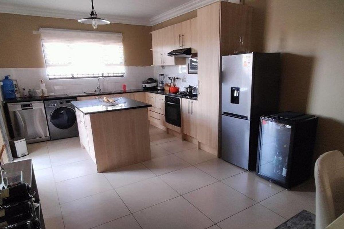 Mordern townhouse in an affluent neighbourhood - Photo 2