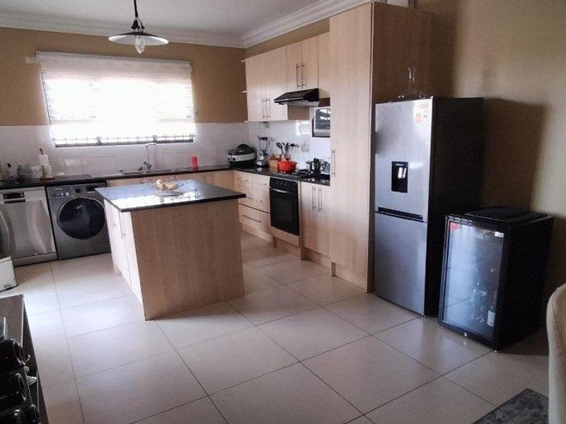 Mordern townhouse in an affluent neighbourhood - Photo 2