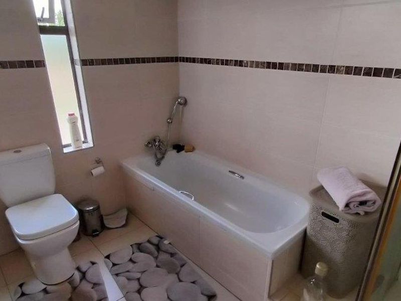 Mordern townhouse in an affluent neighbourhood - Photo 9