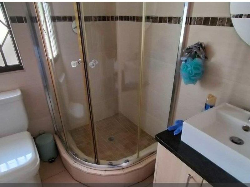 Mordern townhouse in an affluent neighbourhood - Photo 8