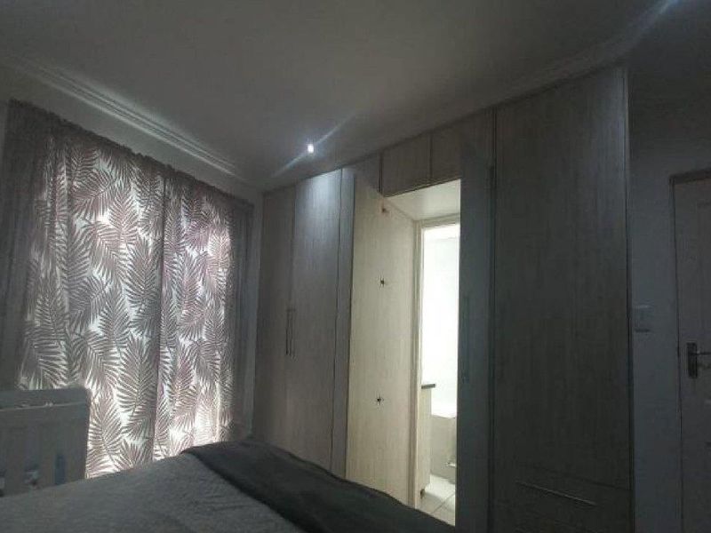 Modern Family Home - Photo 9