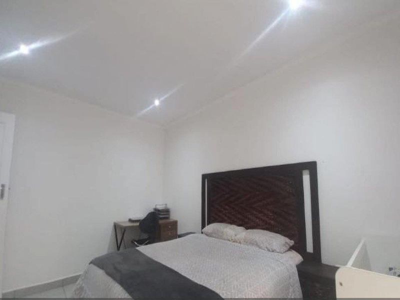 Modern Family Home - Photo 8