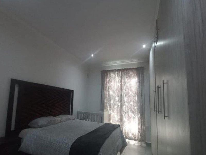 Modern Family Home - Photo 7