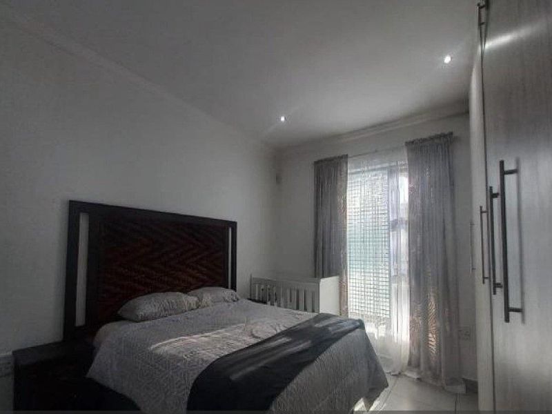 Modern Family Home - Photo 6