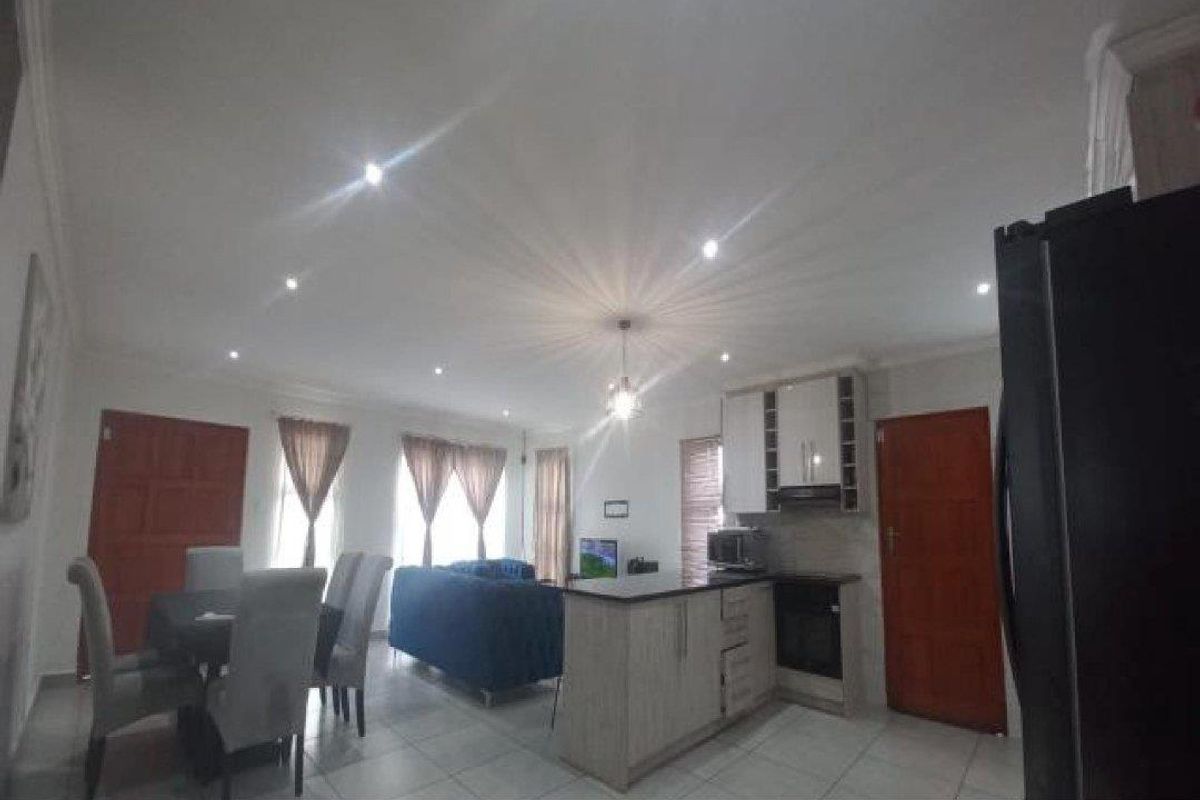 Modern Family Home - Photo 2