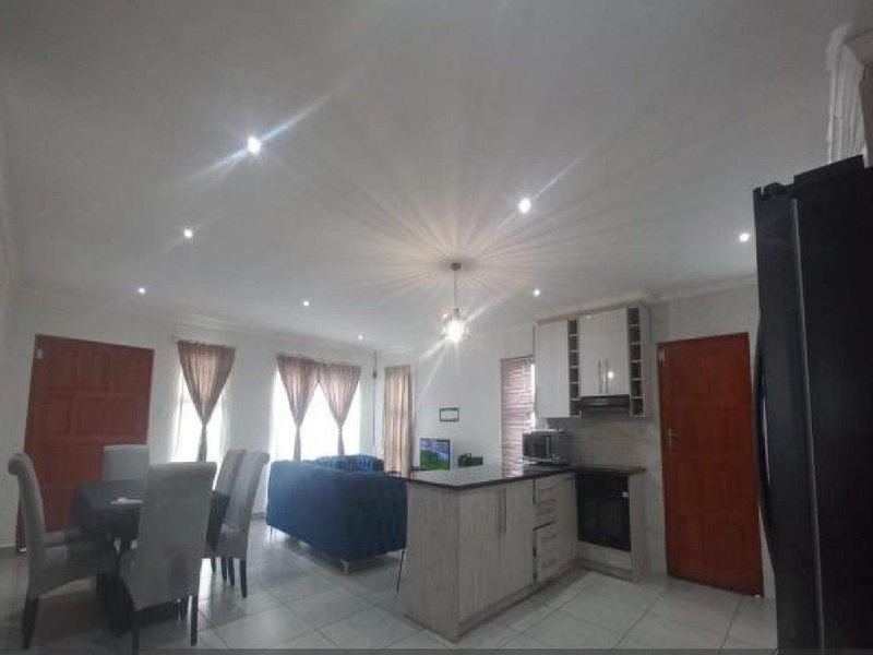 Modern Family Home - Photo 2