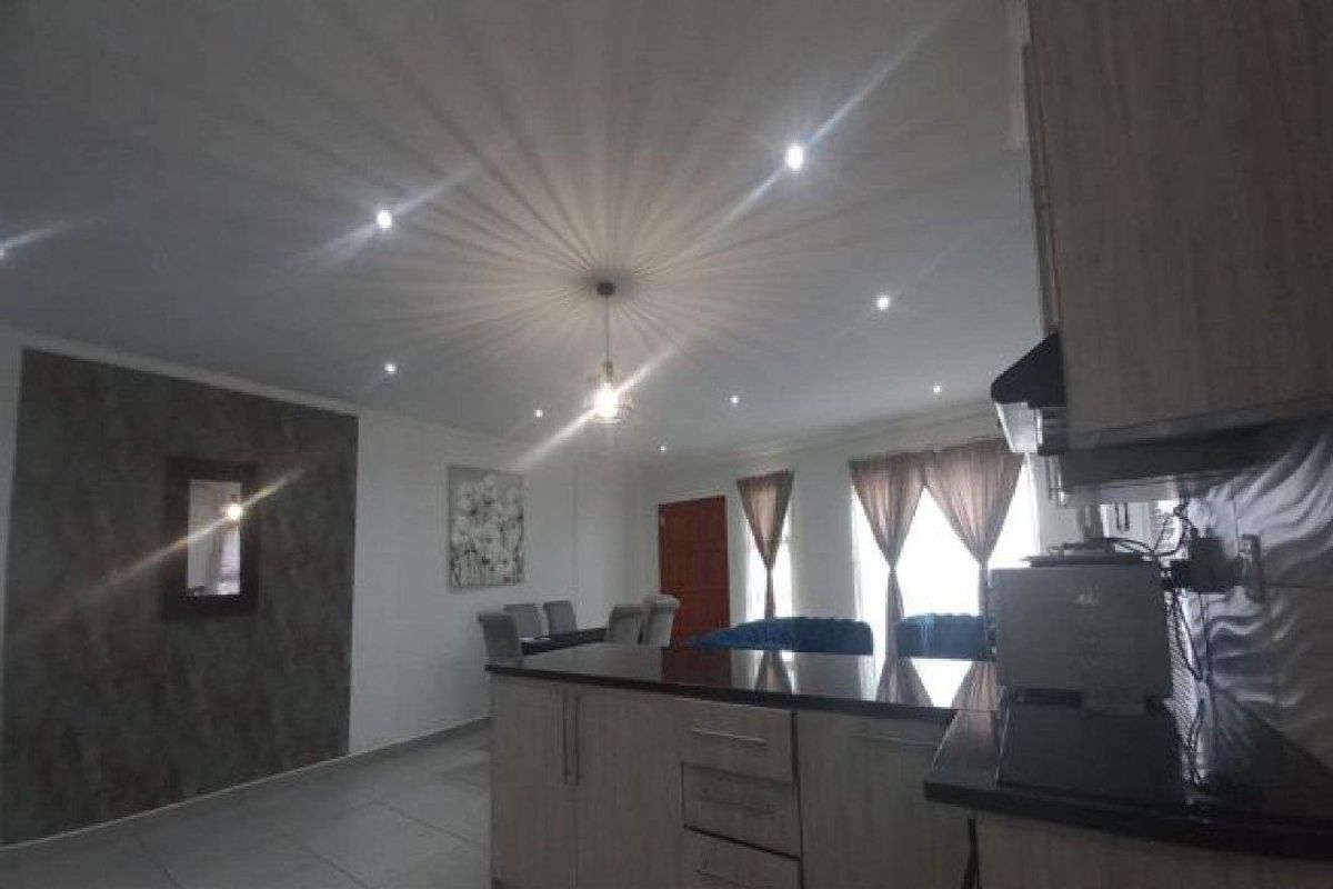 Modern Family Home - Photo 5