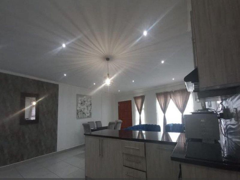 Modern Family Home - Photo 5