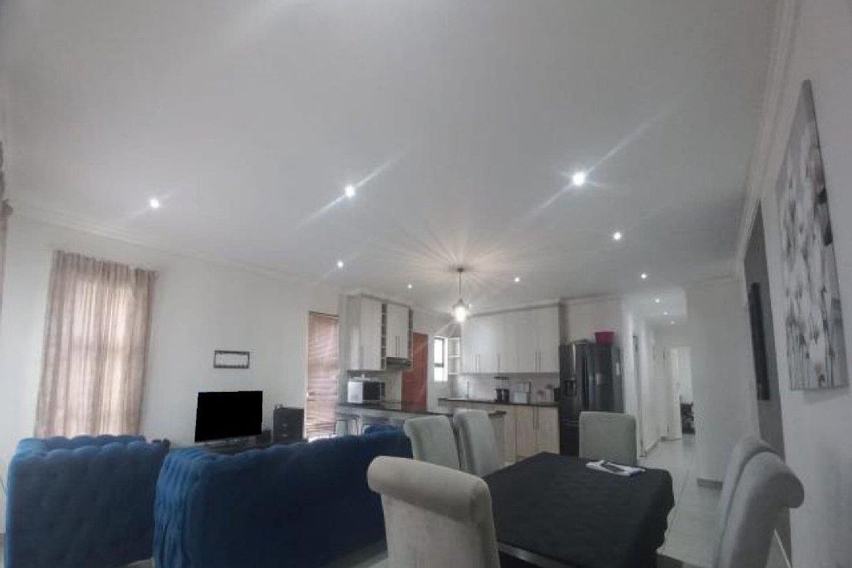 Modern Family Home - Photo 3