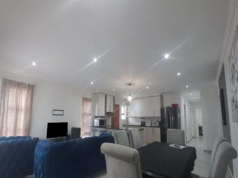 Modern Family Home - Photo 3