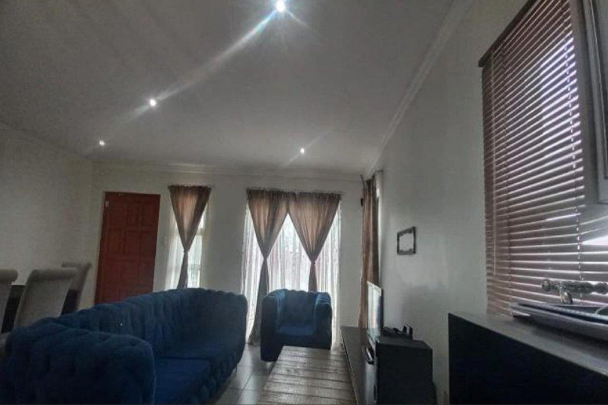 Modern Family Home - Photo 4