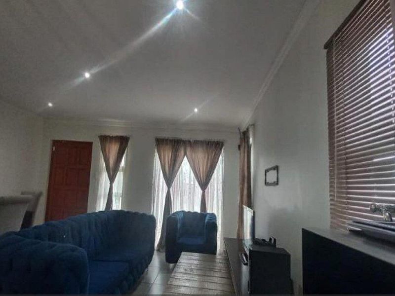 Modern Family Home - Photo 4