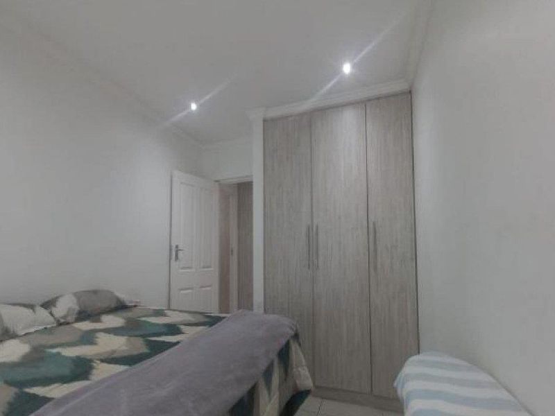 Modern Family Home - Photo 10