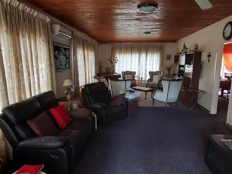 Big plot 21ha, 5 Bedroom main house with 14 flatlets! - Photo 10