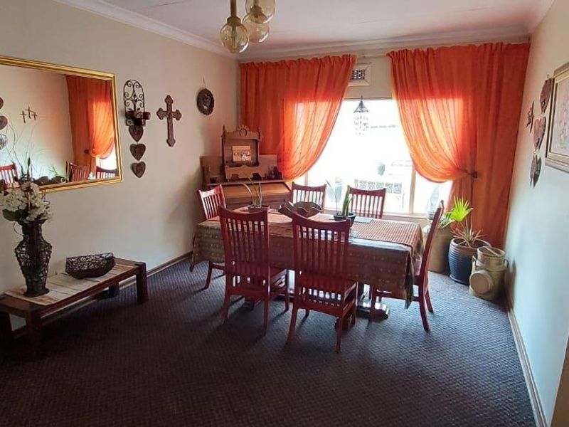 Big plot 21ha, 5 Bedroom main house with 14 flatlets! - Photo 9