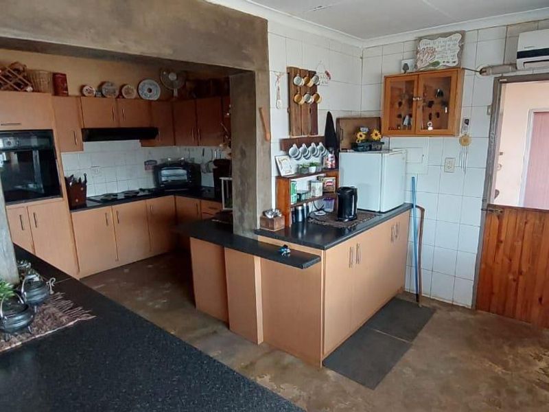 Big plot 21ha, 5 Bedroom main house with 14 flatlets! - Photo 8