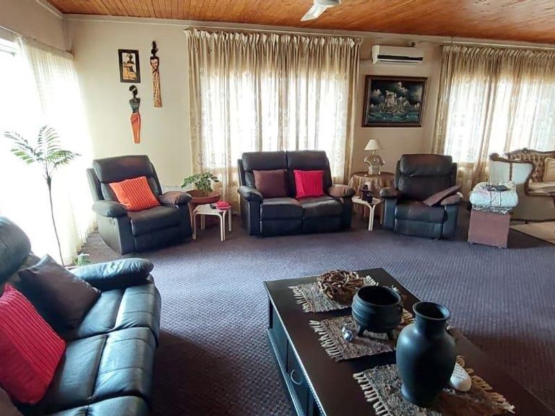 Big plot 21ha, 5 Bedroom main house with 14 flatlets! - Photo 7