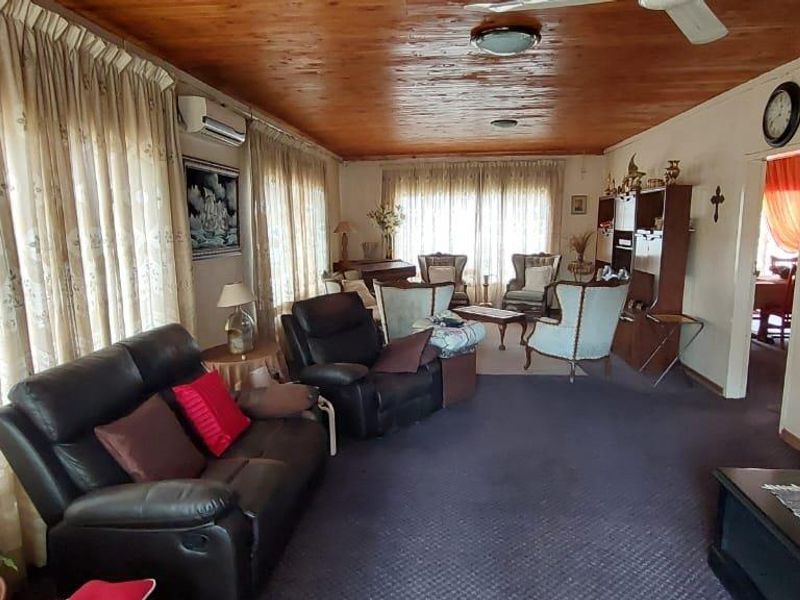 Big plot 21ha, 5 Bedroom main house with 14 flatlets! - Photo 6