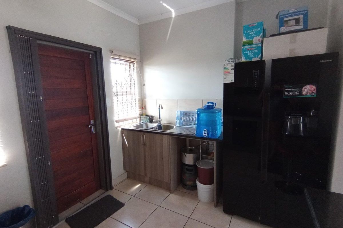 Beautiful almost new townhouse!! - Photo 4