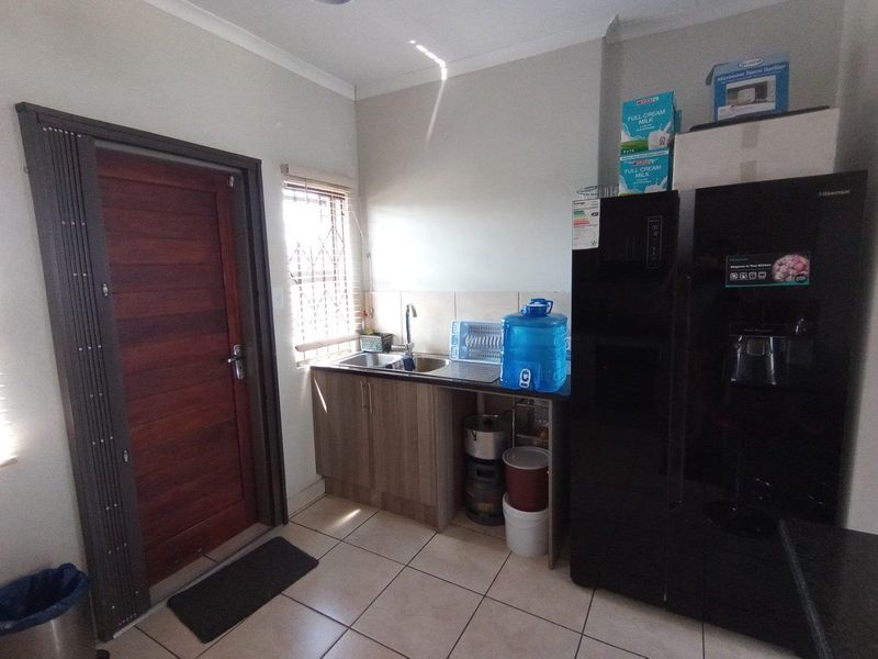 Beautiful almost new townhouse!! - Photo 4