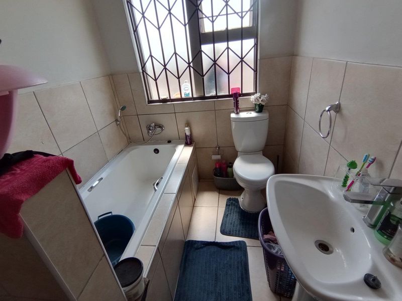 Beautiful almost new townhouse!! - Photo 8