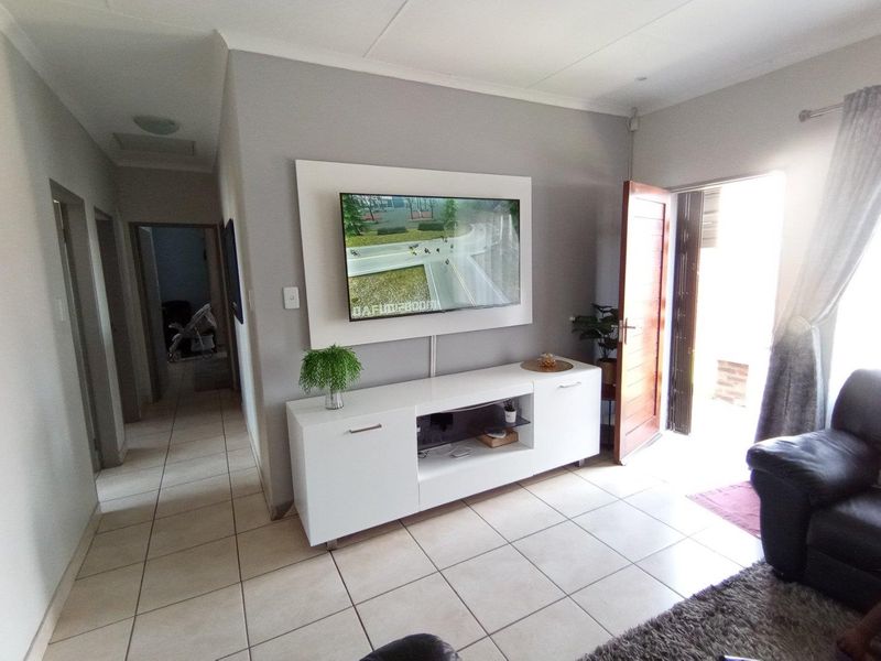 Beautiful almost new townhouse!! - Photo 6