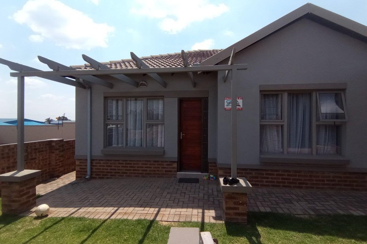 Beautiful almost new townhouse!! - Photo 2