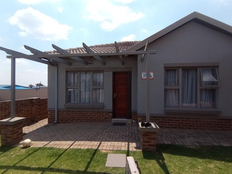 Beautiful almost new townhouse!! - Photo 2