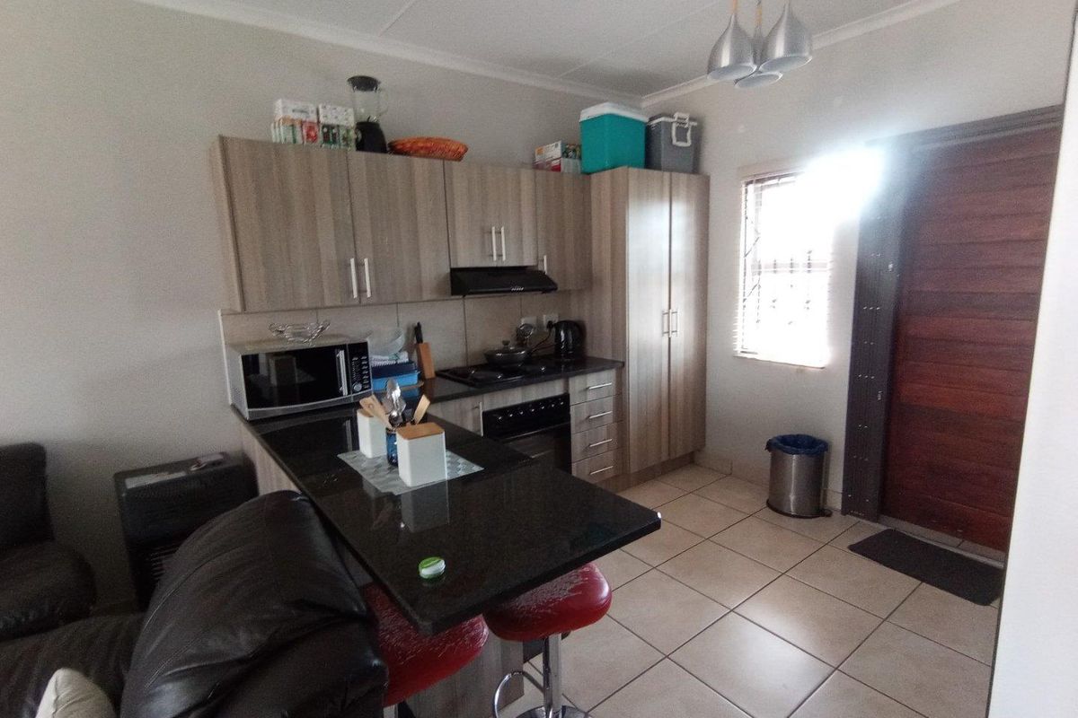 Beautiful almost new townhouse!! - Photo 3