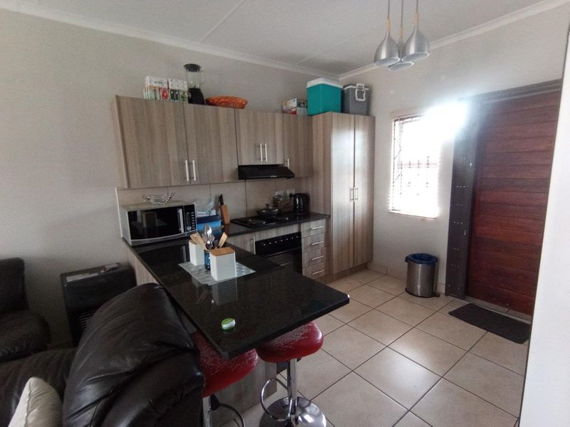 Beautiful almost new townhouse!! - Photo 3